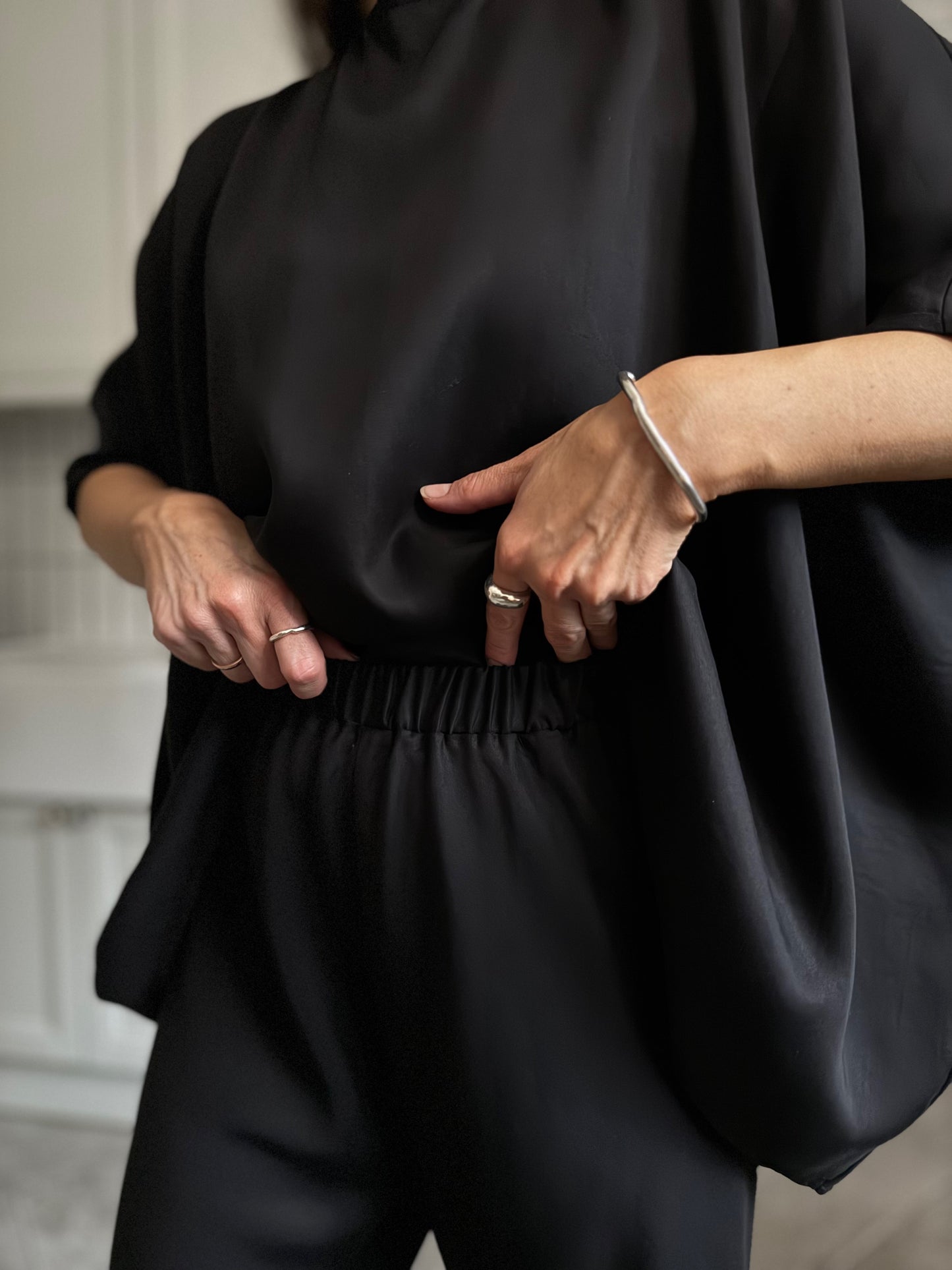 lucca satin lyocell trousers - black 2025